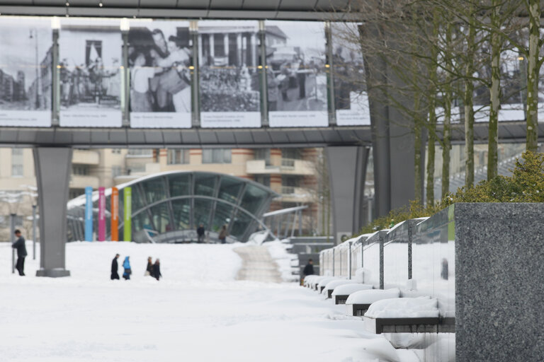 Fotogrāfija 10: Winter hits Brussels, with freezing temperatures and snow covering the EP buildings