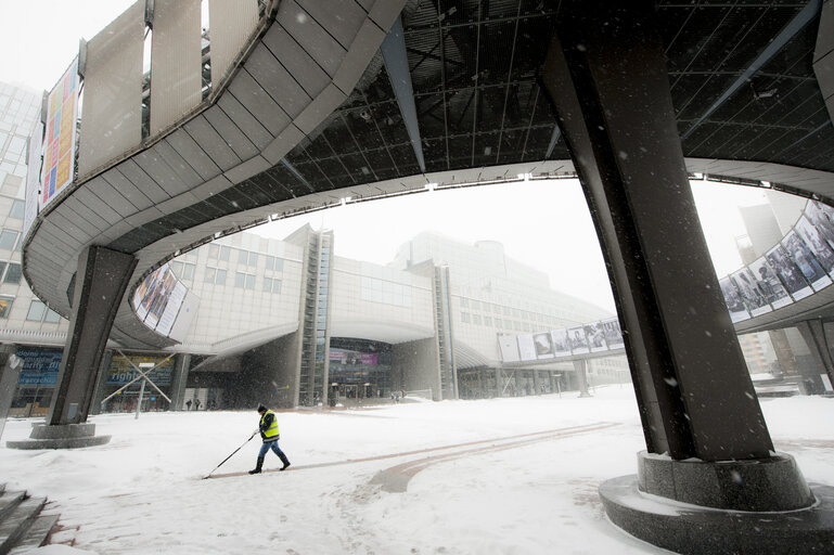 Fotogrāfija 21: Winter hits Brussels, with freezing temperatures and snow covering the EP buildings