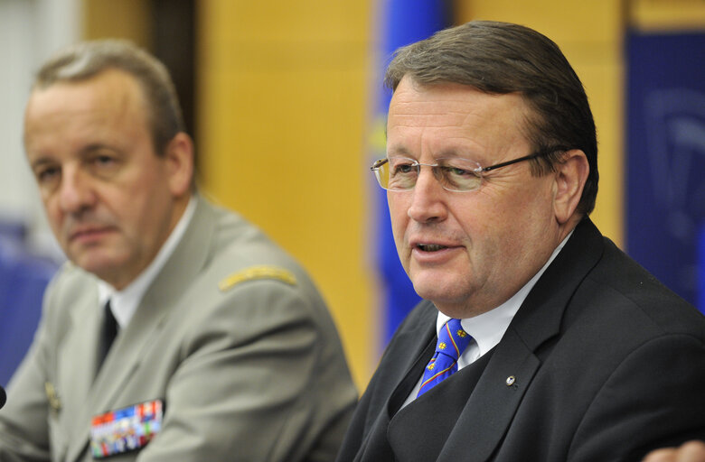 Fotografia 10: Paneuropean Working Group. Lieutenant General Olivier de BACHINCHOVE, Commanding General of Eurocorps