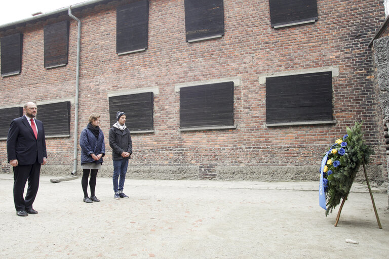 Fotografie 15: Mr Martin SCHULZ EP President, laying flowers at the death wall in Auschwitz death camp