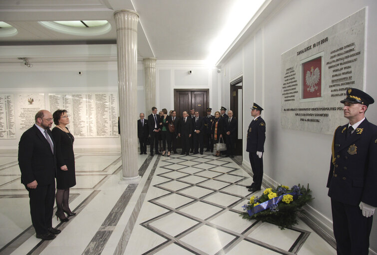 Fotografie 2: Martin Schulz and Ewa Kopacz, Parliament Speaker, during the  wreath-laying ceremony at the memorial plaque  of the members of Parliament who died in the Smolensk plane crash