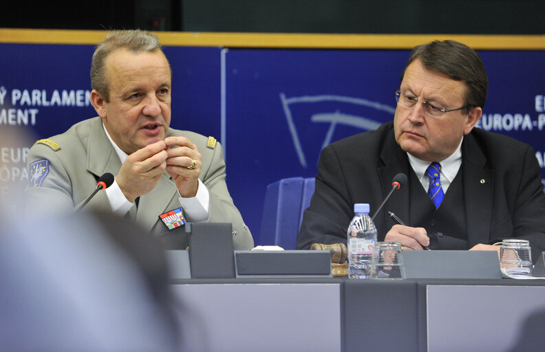 Fotografia 5: Paneuropean Working Group. Lieutenant General Olivier de BACHINCHOVE, Commanding General of Eurocorps