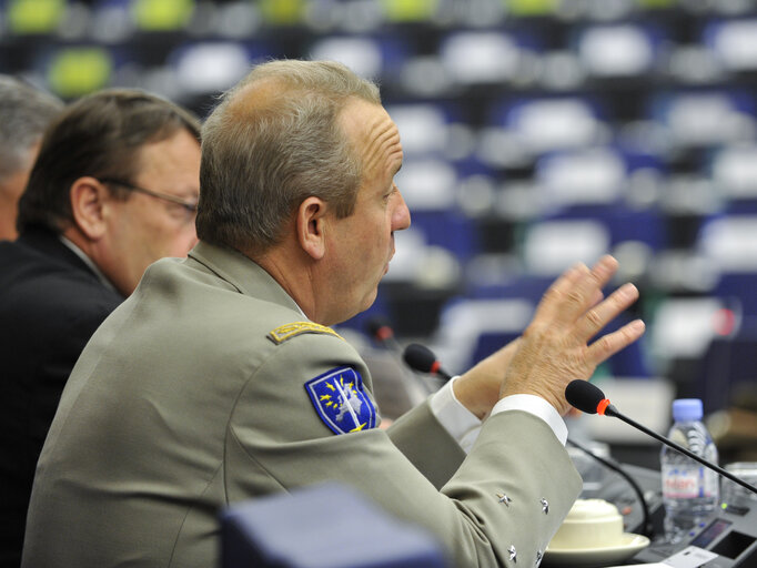 Fotografia 7: Paneuropean Working Group. Lieutenant General Olivier de BACHINCHOVE, Commanding General of Eurocorps