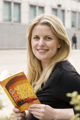 Foto 10: MEP Emma McCLARKIN for Get Caught Reading Campaign