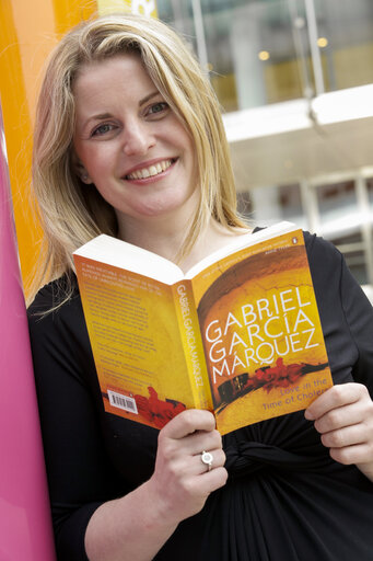 Foto 4: MEP Emma McCLARKIN for Get Caught Reading Campaign