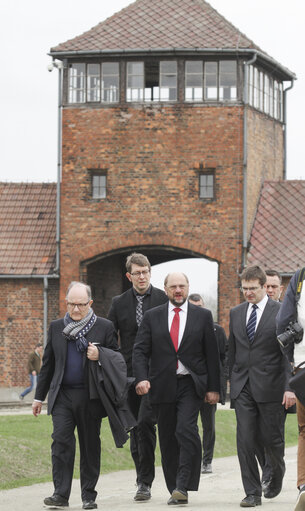 Fotografie 19: Mr Martin SCHULZ EP PRESIDENT,entering Brzezinkah camp, oswiecim, poland