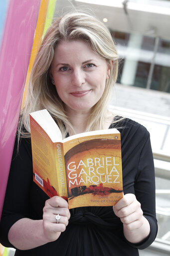 Foto 1: MEP Emma McCLARKIN for Get Caught Reading Campaign