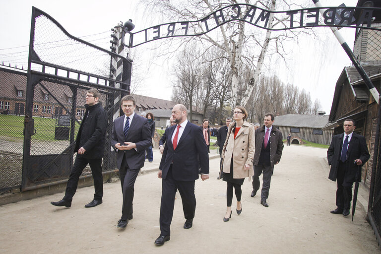 Fotografie 11: Mr Martin SCHULZ EP President ,entering museum Auschwitz