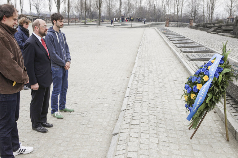 Fotografie 17: Mr Martin SCHULZ EP President, laying flowers in the Brzezinka  death camp