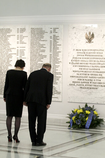 Fotografie 4: Martin Schulz, with Ms Ewa Kopacz, Marshal of the Sejm during the  wreath-laying ceremony at the memorial plaque of the members of Parliament of the Second Polish Republic who were killed in the World War II