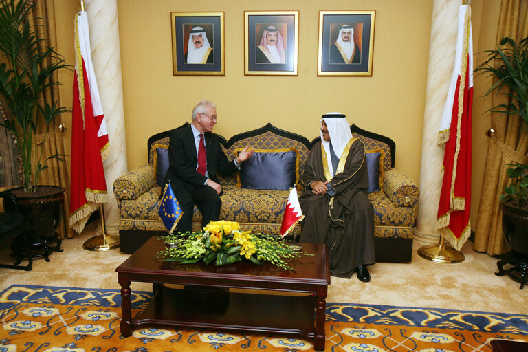 Photo 17: Hans-Gert POETTERING, EP President, makes an official visit in Bahrein - EP President with H.E. Ali bin Saleh Al Salfeh during their meeting in the Hall of Hospitality at the  Shura Council in  Manama, Bahrain