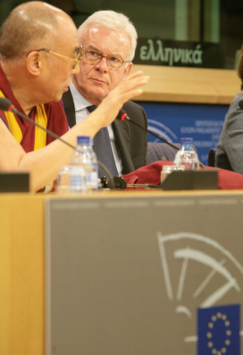 Foto 13: EP President and His Holiness the XIVth Dalai Lama hold a press conference in Brussels