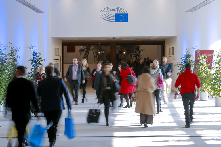 Fotografija 1: People walkng through Passerelle Karamanlis between the ASP and PHS buildings