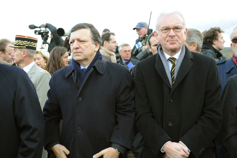 Fotografija 2: French President and his wife, Bundesrat President, EP President, EC President, and other officials attend a commemorative ceremony in a German cemetery in Ville Devant Chaumont, near Verdun