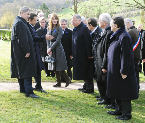 Fotografija 3: French President and his wife, Bundesrat President, EP President, EC President, and other officials attend a commemorative ceremony in a German cemetery in Ville Devant Chaumont, near Verdun