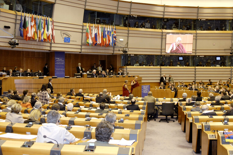 Foto 35: Plenary session in Brussels - His Holiness the XIVth Dalai Lama adresses a formal sitting