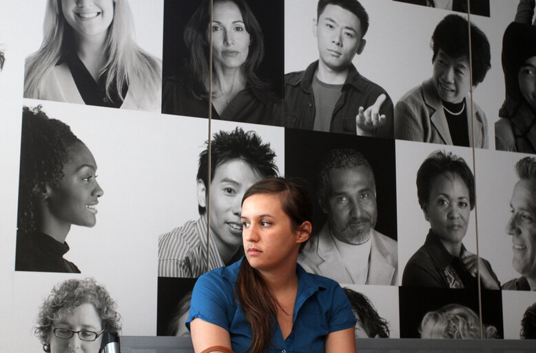 Fotografia 2: Young woman at Manpower Job search office in Athens