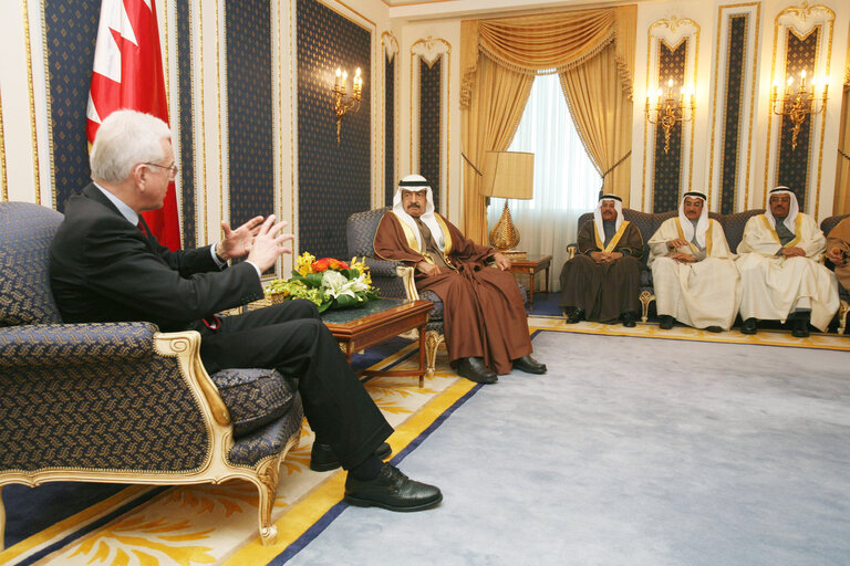 Photo 15: Hans-Gert POETTERING, EP President, makes an official visit in Bahrein - EP President with  the Prime Minister H.H. Shaikh Khalifa bin Salman Al Khalifa during their meeting in Manama, Bahrain