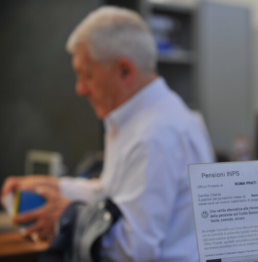 Снимка 1: A man during a procedures in the office of 'Poste Italiane' in Rome