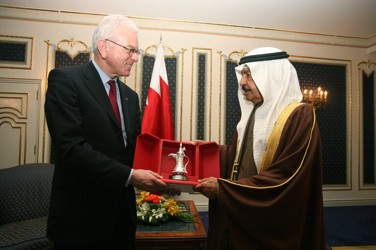 Photo 14: Hans-Gert POETTERING, EP President, makes an official visit in Bahrein - EP President with  the Prime Minister H.H. Shaikh Khalifa bin Salman Al Khalifa during their meeting in Manama, Bahrain