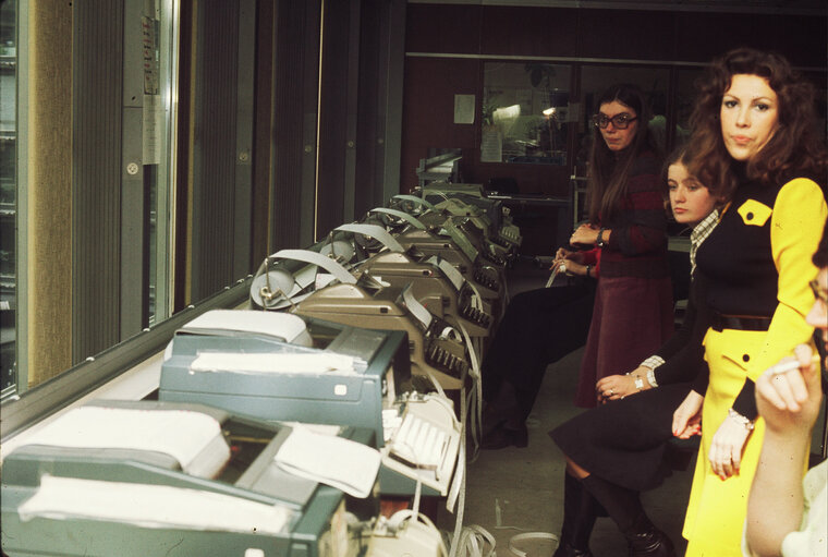 Fotografia 8: Historical image of the journalists with the telex machines in the Press Room in Strasbourg