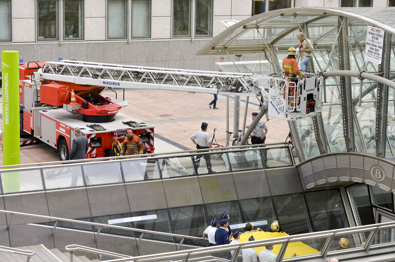 Photo 2 : Firemen in action in front of European Parliament