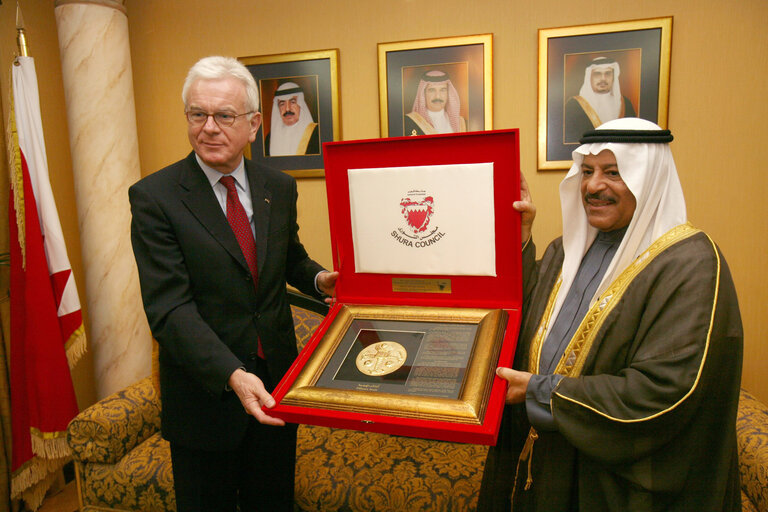 Photo 3: Hans-Gert POETTERING, EP President, makes an official visit in Bahrein - EP President is given a gift by H.E. Ali bin Saleh Al Salfeh  during their meeting in the Hall of Hospitality at the  Shura Council in Manama, Bahrain