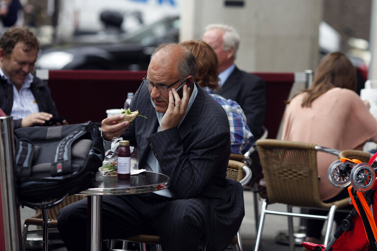 Fotografia 17: Commuters eat outside in the streets.