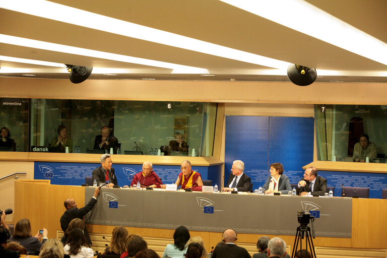 Foto 8: EP President and His Holiness the XIVth Dalai Lama hold a press conference in Brussels