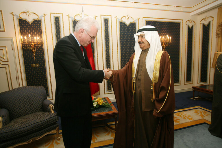 Photo 13: Hans-Gert POETTERING, EP President, makes an official visit in Bahrein - EP President with  the Prime Minister H.H. Shaikh Khalifa bin Salman Al Khalifa during their meeting in Manama, Bahrain