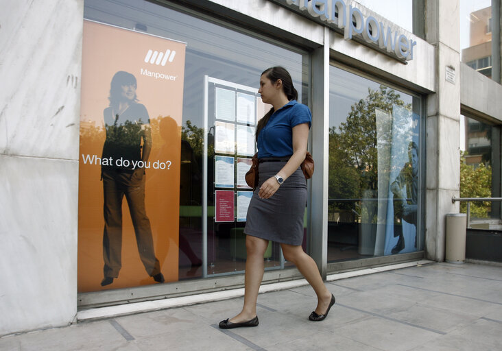 Fotografia 3: Young woman at Manpower Job search office in Athens