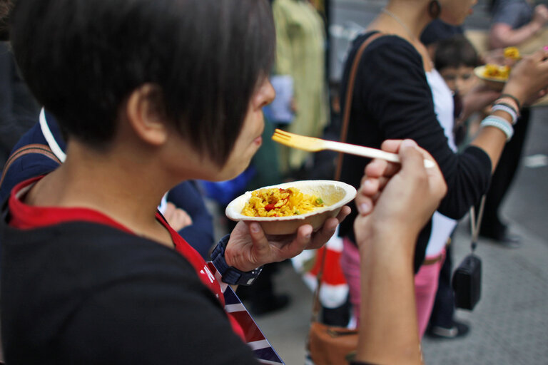 Commuters eat outside in the streets.