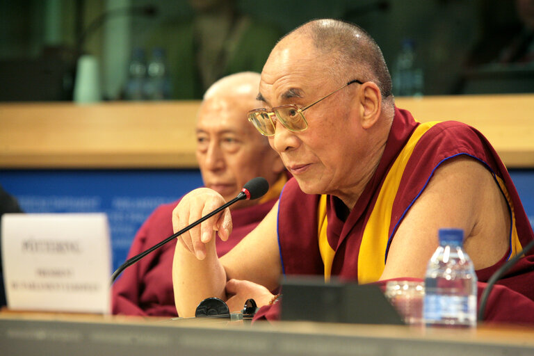 Foto 18: EP President and His Holiness the XIVth Dalai Lama hold a press conference in Brussels