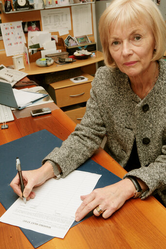 Fotogrāfija 3: MEP Glenys KINNOCK signs a petition in support to Adela Mahoro Mugabo