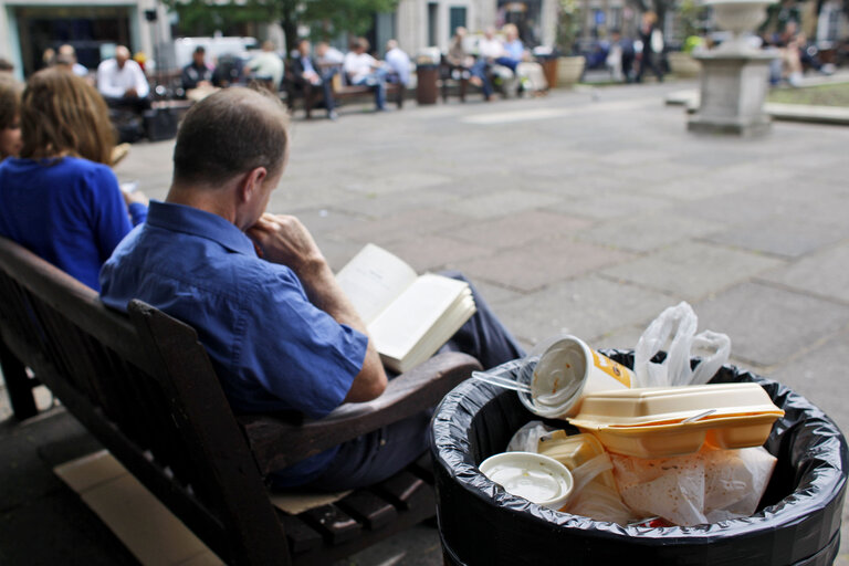 Fotografia 12: Commuters eat outside in the streets.