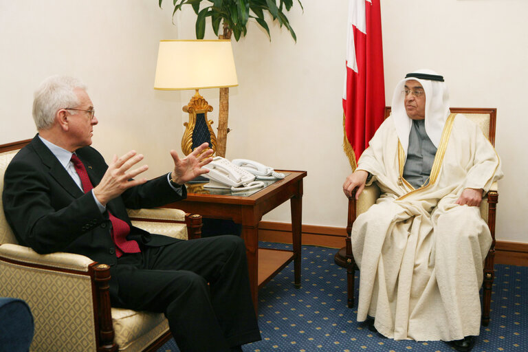 Photo 24: Hans-Gert POETTERING, EP President, makes an official visit in Bahrein - EP President with H.E. Shaikh Mohammed Bin Mbarak Al Khalifa, the Deputy Prime Minister during a meeting  in  Manama, Bahrain