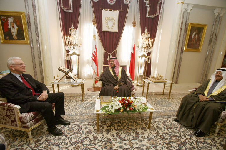 Photo 4: Hans-Gert POETTERING, EP President, makes an official visit in Bahrein - EP President meets with King Shaikh Hamad bin Isa Al Khalifa at the Safria Palace in Bahrain