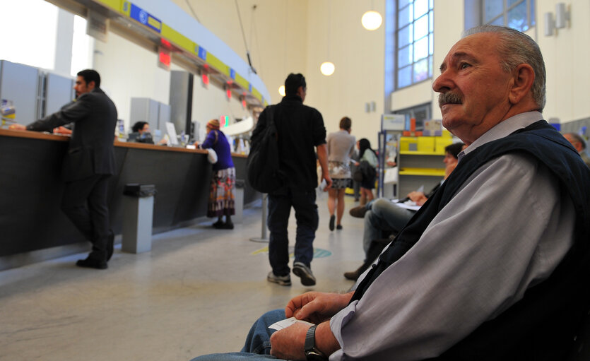 Снимка 5: People attend in the  office of 'Poste Italiane' in Rome