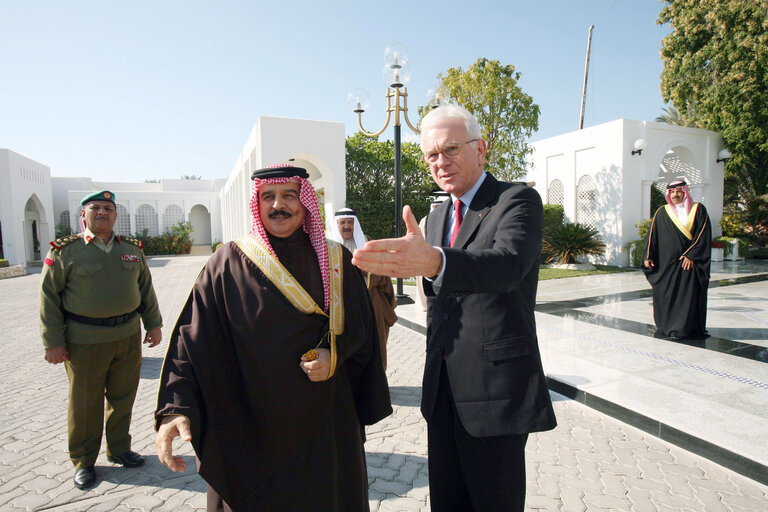 Photo 27: Hans-Gert POETTERING, EP President, makes an official visit in Bahrein - EP President with King Shaikh Hamad bin Isa Al Khalifa at the Safria Palace in Bahrain