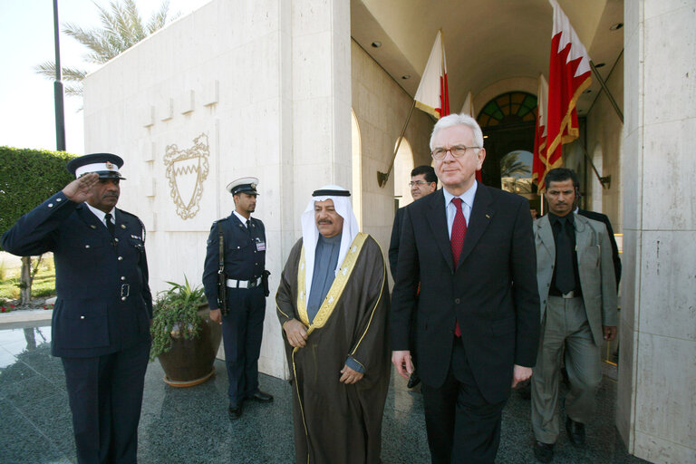 Photo 28: Hans-Gert POETTERING, EP President, makes an official visit in Bahrein - EP President with with H.E. Ali bin Saleh Al Salfeh following  their meetingat the Shura Council in  Manama, Bahrain