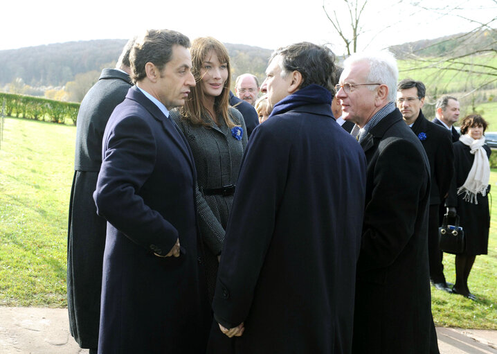 Fotografija 4: French President and his wife, Bundesrat President, EP President, EC President, and other officials attend a commemorative ceremony in a German cemetery in Ville Devant Chaumont, near Verdun