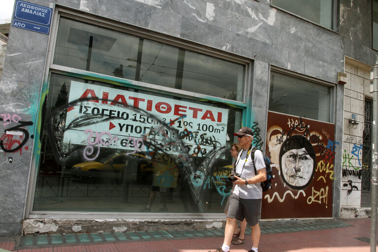 Fotó 2: Shop closed after riot damage in Athens