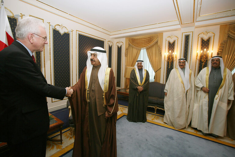 Photo 11: Hans-Gert POETTERING, EP President, makes an official visit in Bahrein - EP President with  the Prime Minister H.H. Shaikh Khalifa bin Salman Al Khalifa during their meeting in Manama, Bahrain
