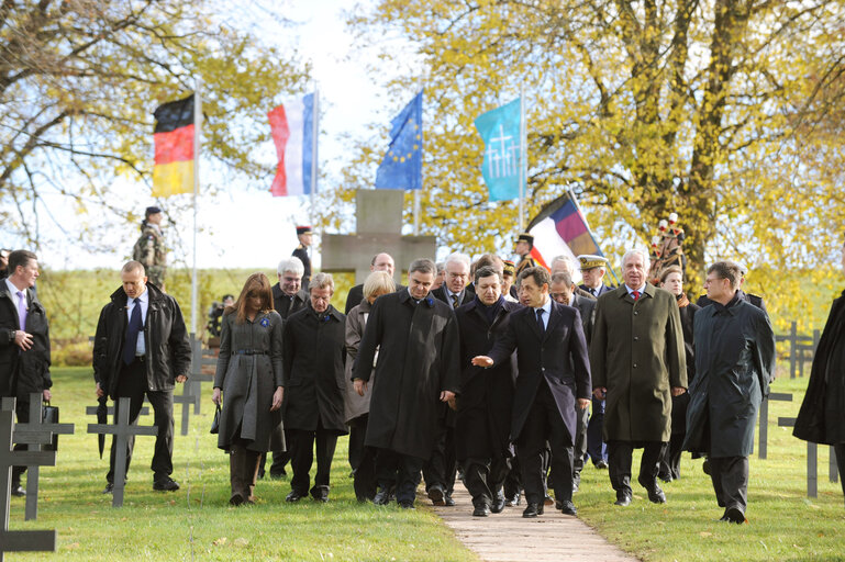 Fotografija 5: French President and his wife, Bundesrat President, EP President, EC President, and other officials attend a commemorative ceremony in a German cemetery in Ville Devant Chaumont, near Verdun