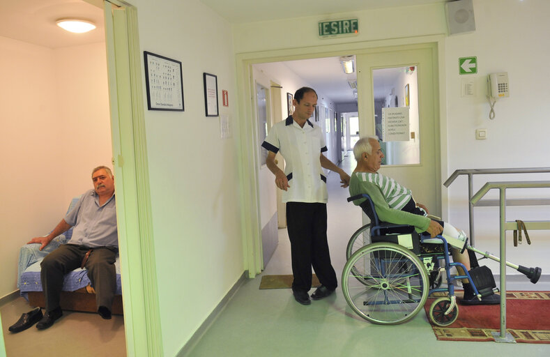 Φωτογραφία 27: Rosal Orthopaedics centre provides expert consultation and individualized treatment as well as prosthesis or orthopaedic shoes to patient suffering from handicap or orthopaedic problems.