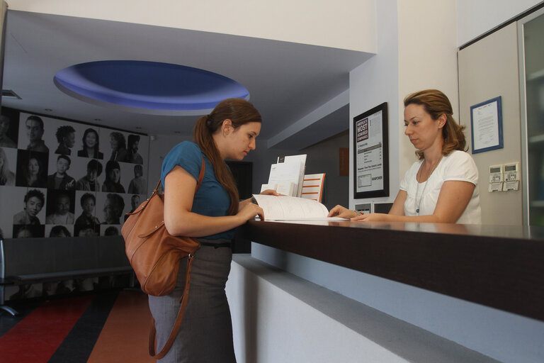 Fotografia 6: Young woman at Manpower Job search office in Athens