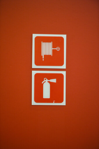 Fotografi 9: Fire hose and fire extinguisher signs inside the EP in Brussels