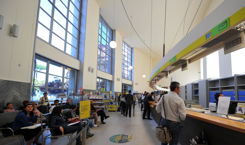 Снимка 6: People attend in the  office of 'Poste Italiane' in Rome