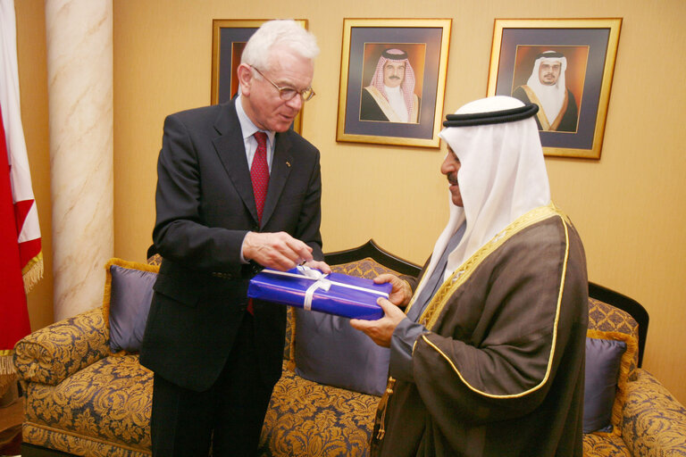 Photo 5: Hans-Gert POETTERING, EP President, makes an official visit in Bahrein - EP President offers a gift to H.E. Ali bin Saleh Al Salfeh during their meeting in the Hall of Hospitality at the Shura Council in Manama, Bahrain