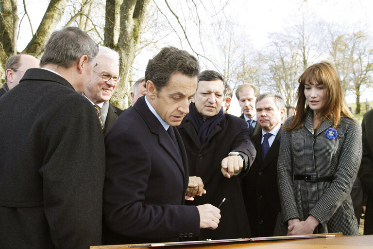 Fotografija 6: French President and his wife, Bundesrat President, EP President, EC President, and other officials attend a commemorative ceremony in a German cemetery in Ville Devant Chaumont, near Verdun